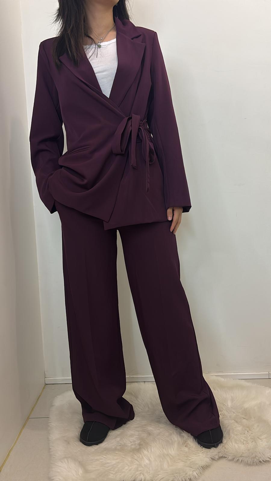 Ensemble tailleur – blazer croisé à ceinture et pantalon large
