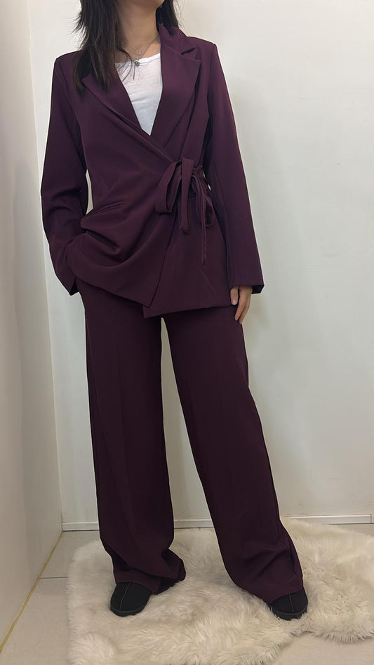 Ensemble tailleur – blazer croisé à ceinture et pantalon large