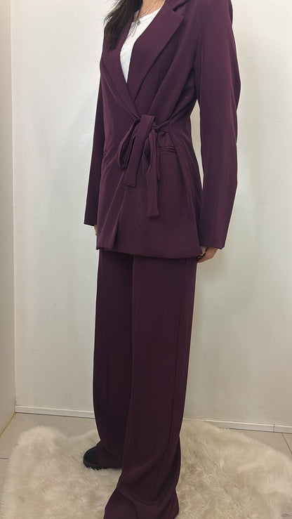 Ensemble tailleur – blazer croisé à ceinture et pantalon large