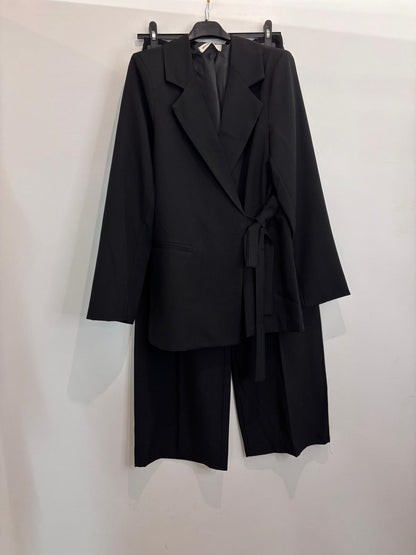 Ensemble tailleur – blazer croisé à ceinture et pantalon large