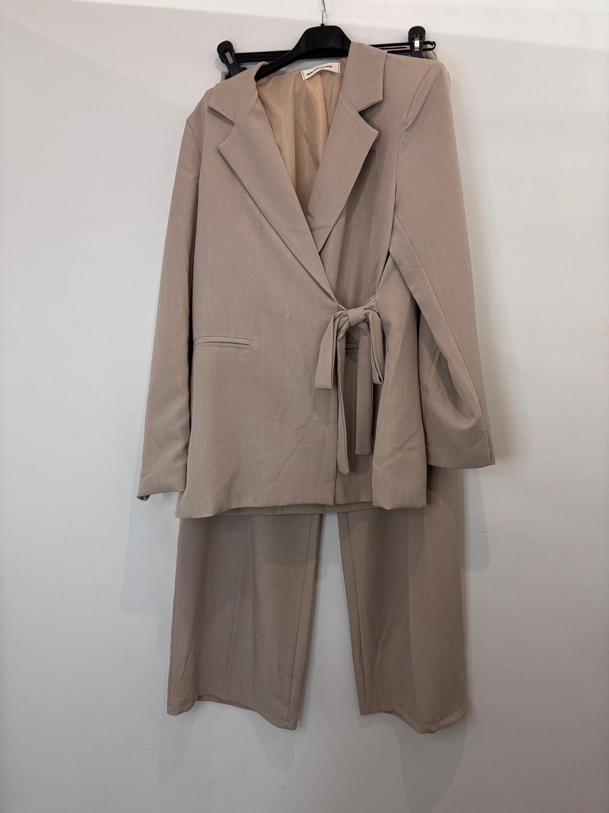 Ensemble tailleur – blazer croisé à ceinture et pantalon large