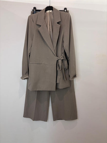 Ensemble tailleur – blazer croisé à ceinture et pantalon large
