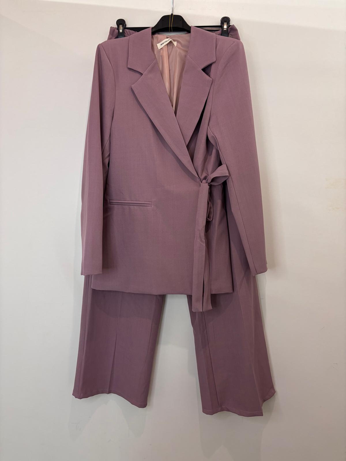 Ensemble tailleur – blazer croisé à ceinture et pantalon large