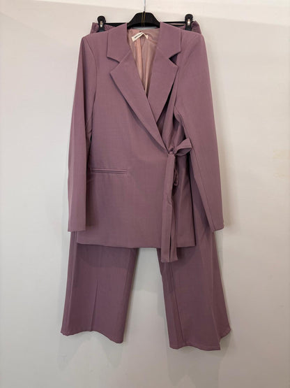 Ensemble tailleur – blazer croisé à ceinture et pantalon large