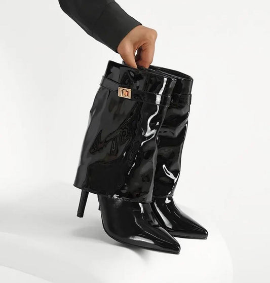 Bottes noires vernies à talon aiguille et boucle dorée