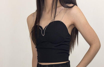 Top bustier noir à bretelles fines chaînées et décolleté cœur