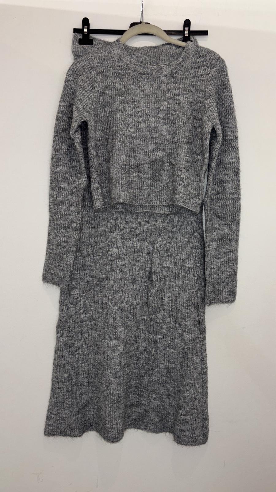 Ensemble en maille – pull court et jupe longue assortie