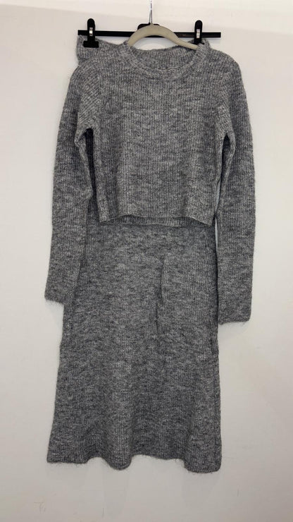 Ensemble en maille – pull court et jupe longue assortie