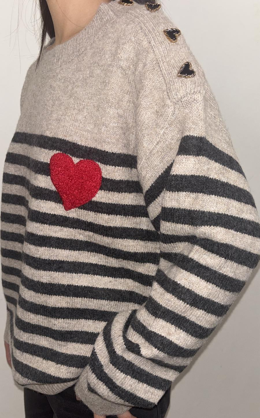 Pull marinière à rayures et cœur rouge