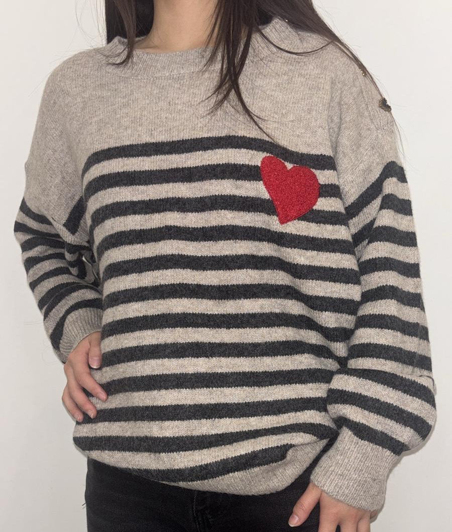 Pull marinière à rayures et cœur rouge