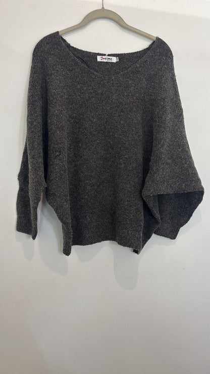 Pull asymétrique épaules dénudées