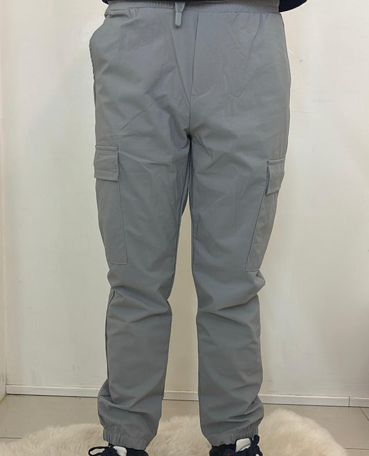 Cargo gris à poches latérales
