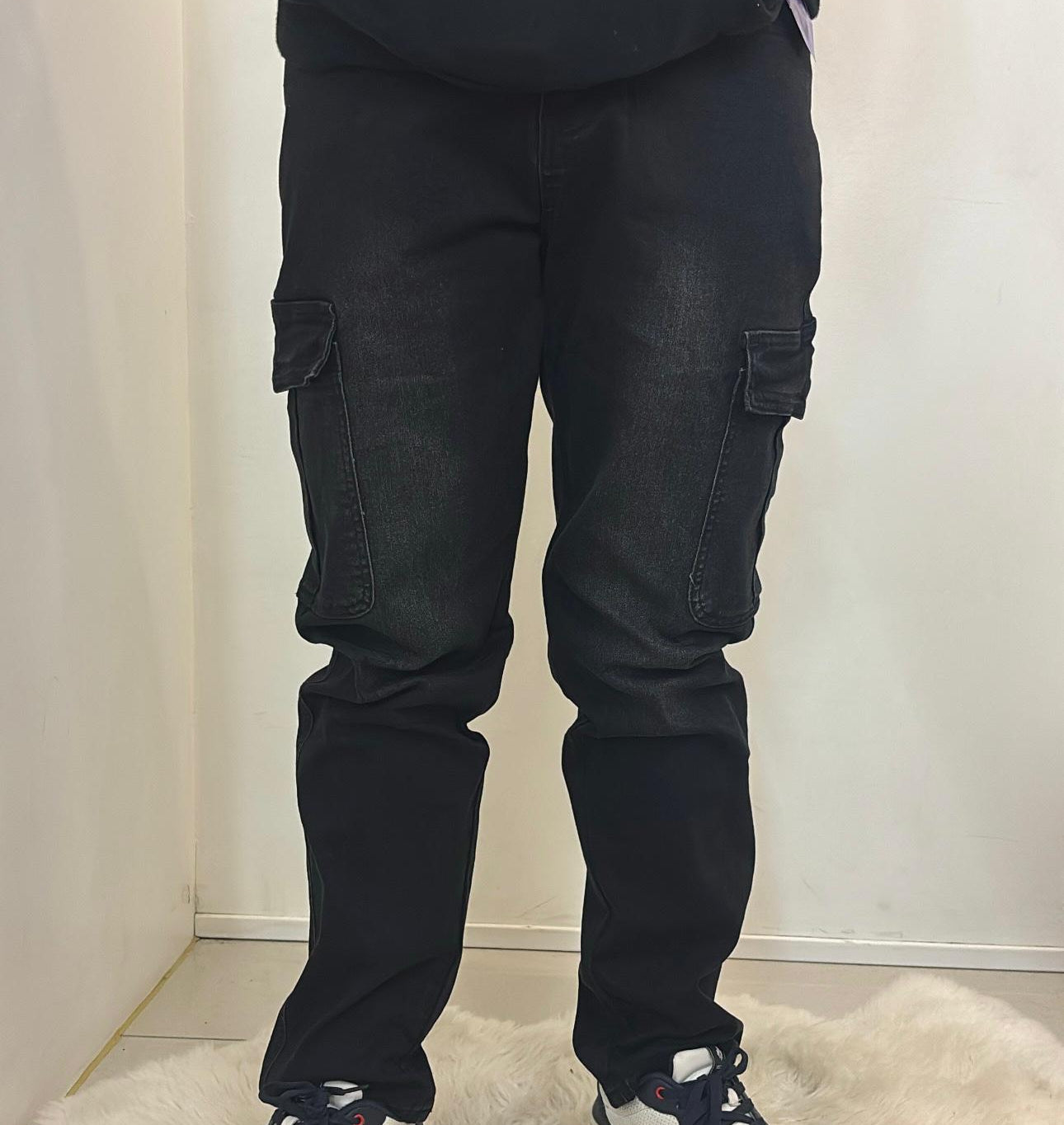 Cargo noir en denim effet délavé