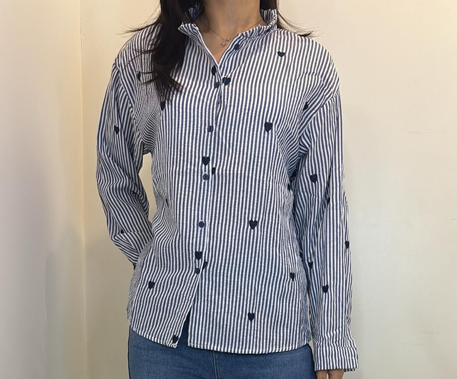 Chemise rayée bleu marine à petits cœurs brodés