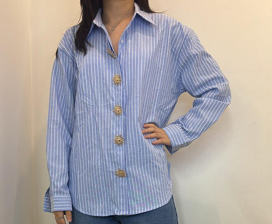 Chemise rayée bleu clair à boutons dorés