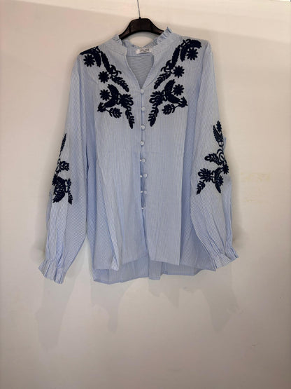 Chemise rayée à broderies florales