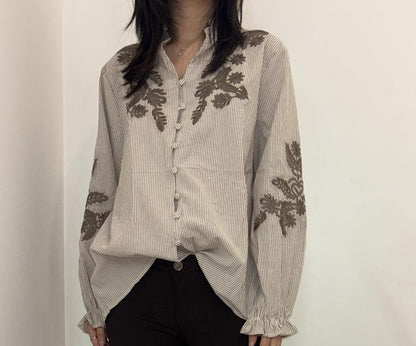 Chemise rayée à broderies florales