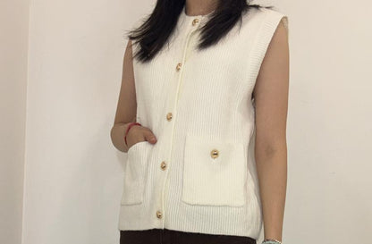 Gilet sans manches en maille à boutons dorés