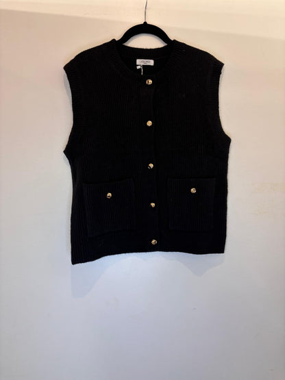 Gilet sans manches en maille à boutons dorés