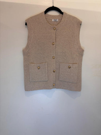 Gilet sans manches en maille à boutons dorés