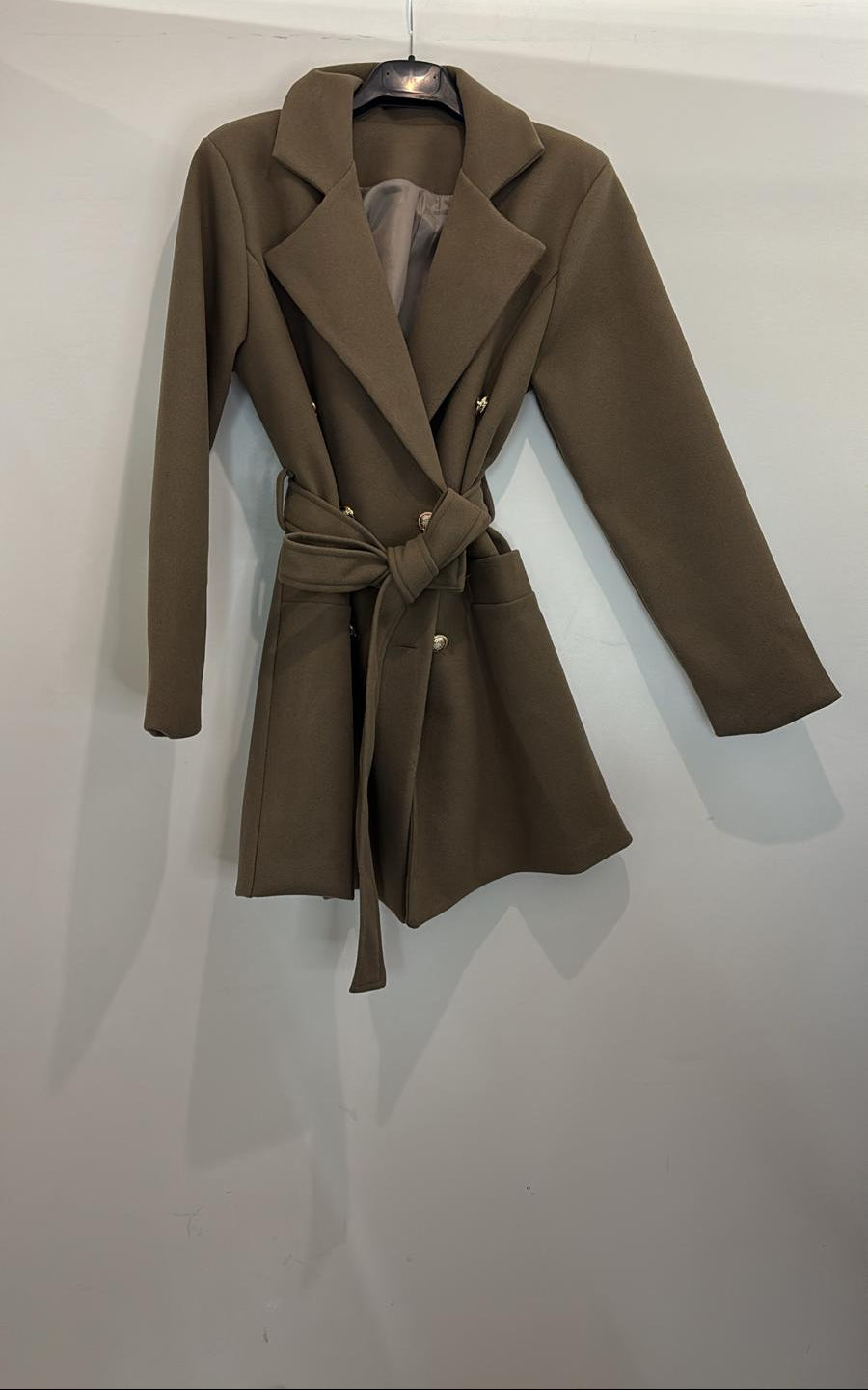 Manteau droit à boutons dorés