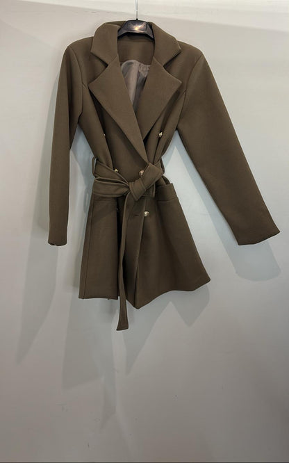 Manteau droit à boutons dorés