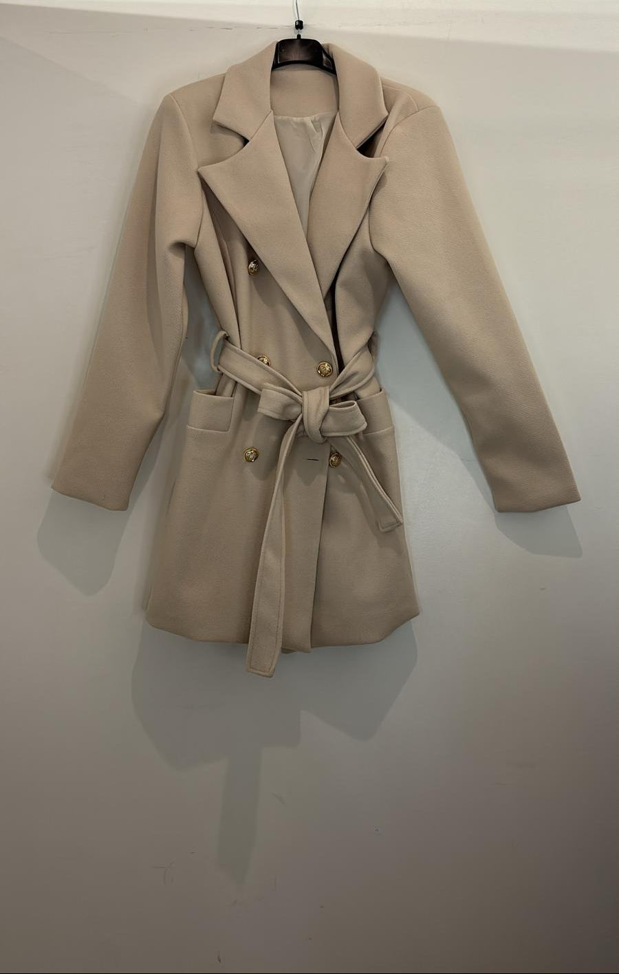 Manteau droit à boutons dorés