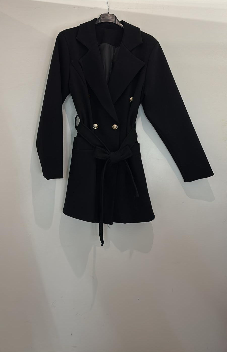 Manteau droit à boutons dorés