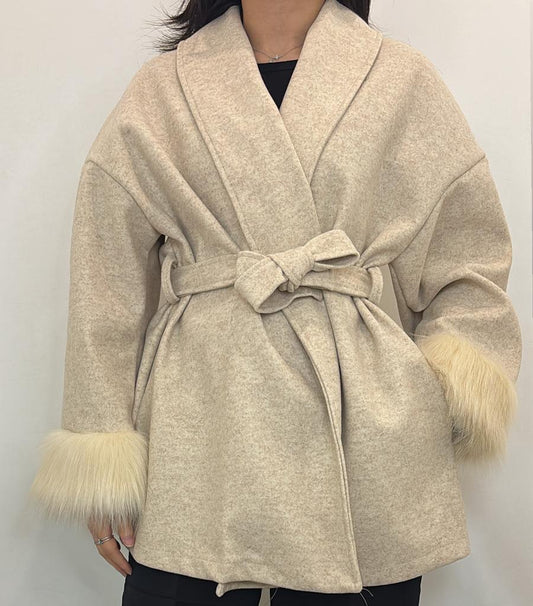 Manteau ceinturé avec fausse fourrure