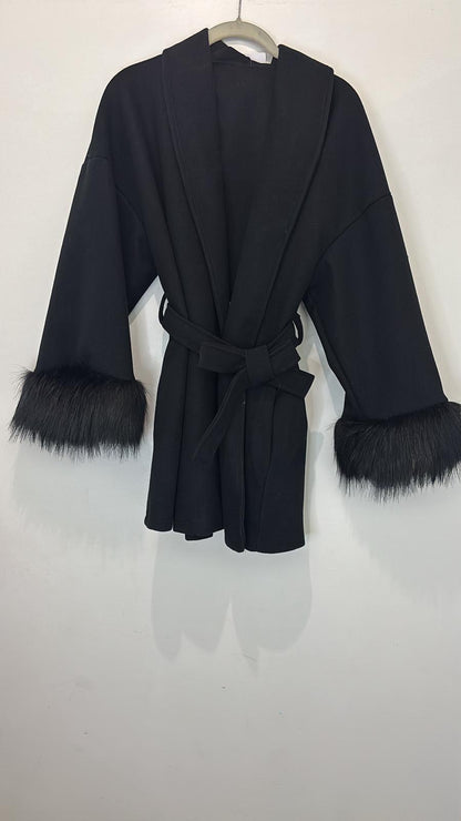 Manteau ceinturé avec fausse fourrure