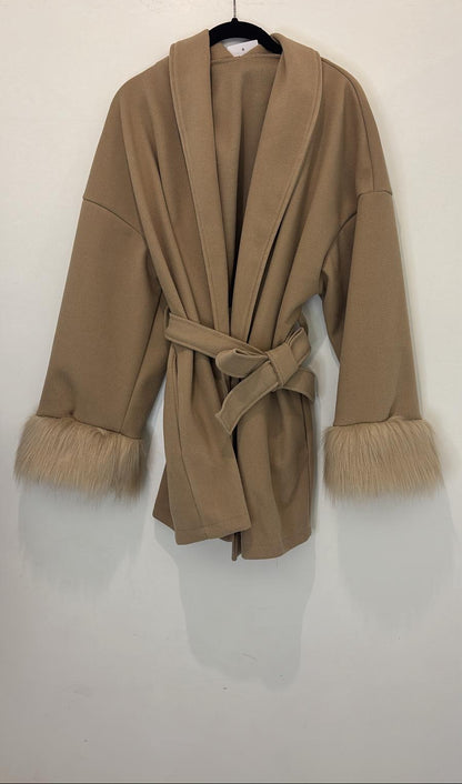 Manteau ceinturé avec fausse fourrure