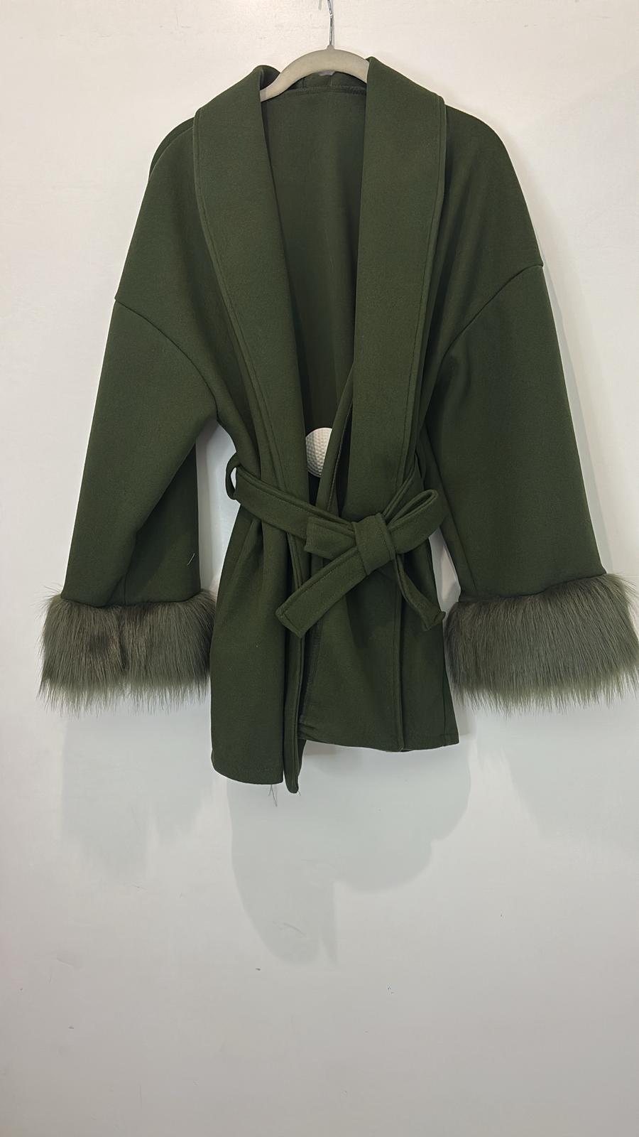 Manteau ceinturé avec fausse fourrure