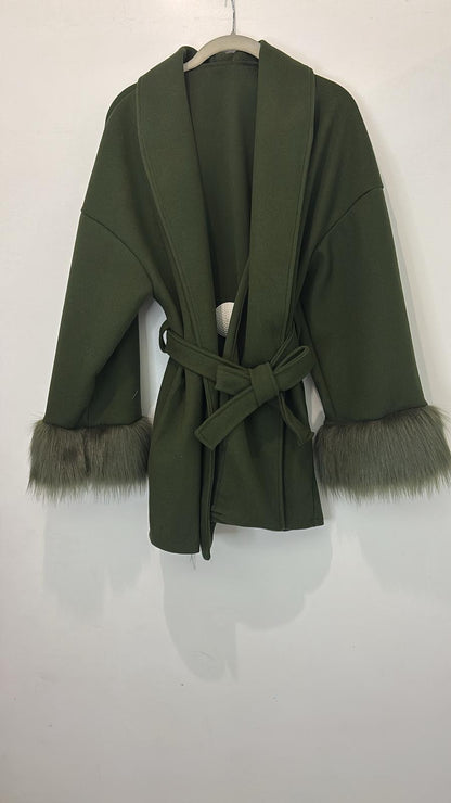 Manteau ceinturé avec fausse fourrure