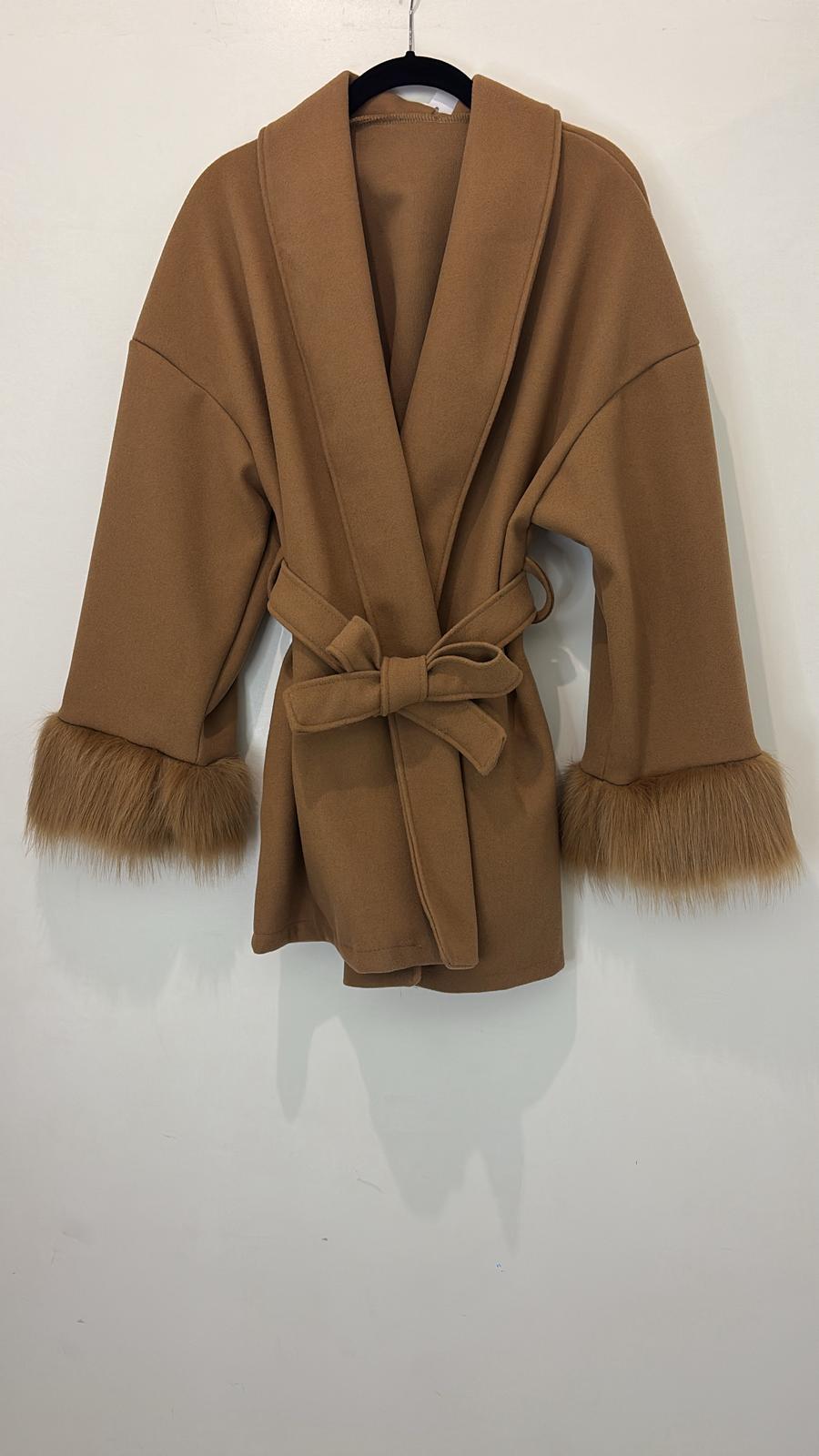 Manteau ceinturé avec fausse fourrure