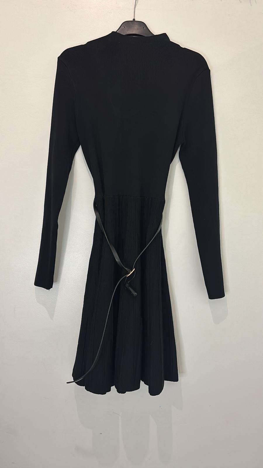 Robe à col montant coupe évasée élégante