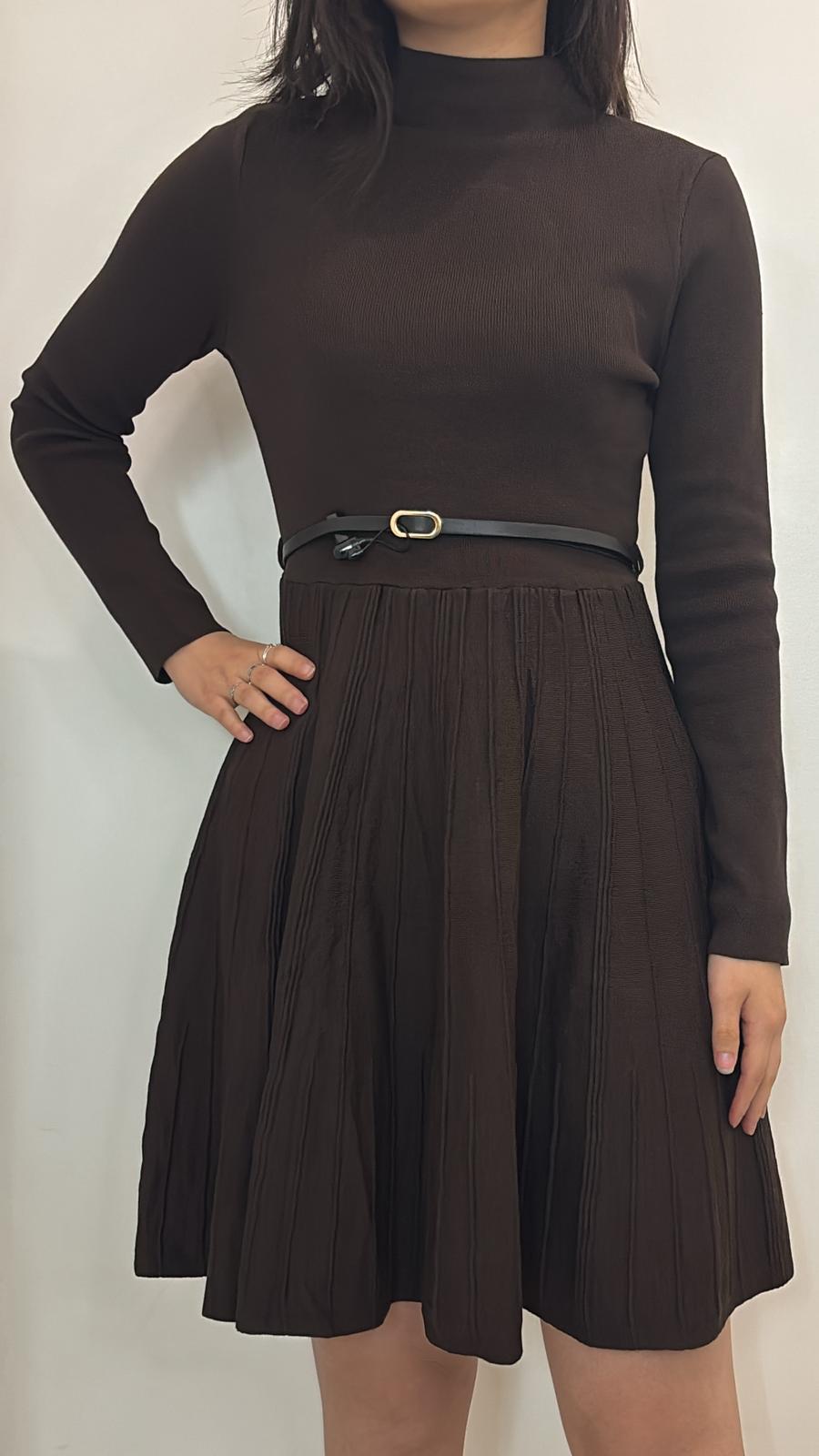 Robe à col montant coupe évasée élégante