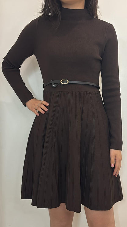 Robe à col montant coupe évasée élégante