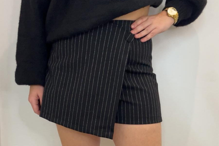 Short jupe portefeuille rayée noire
