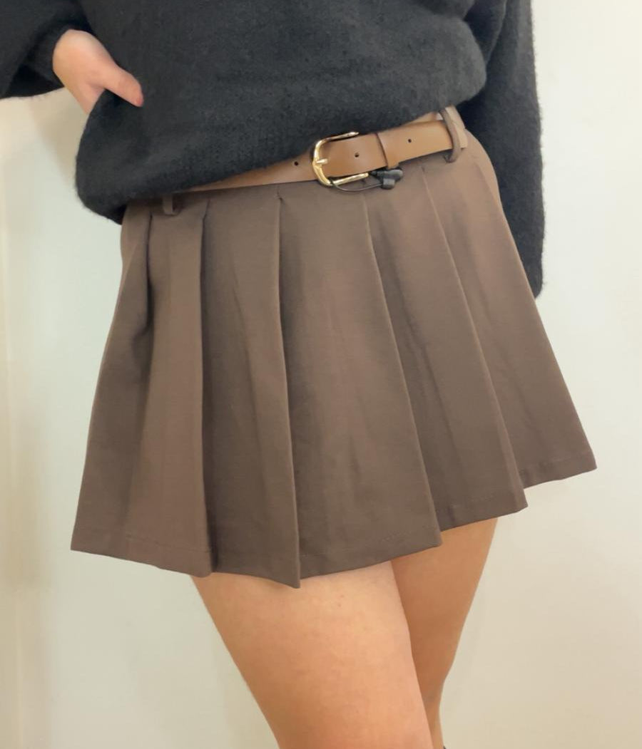 Short jupe plissée avec ceinture intégrée et plis réguliers