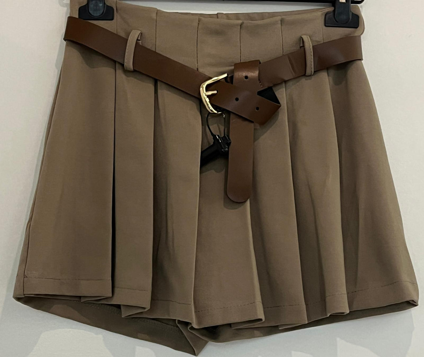 Short jupe plissée avec ceinture intégrée et plis réguliers