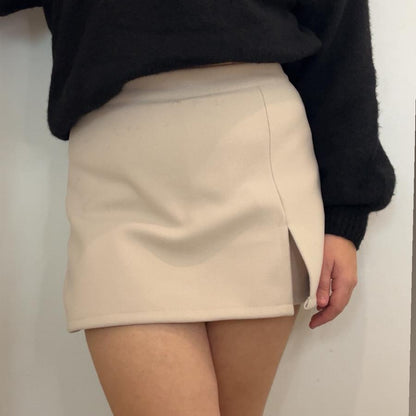 Short jupe avec fente frontale et coupe droite