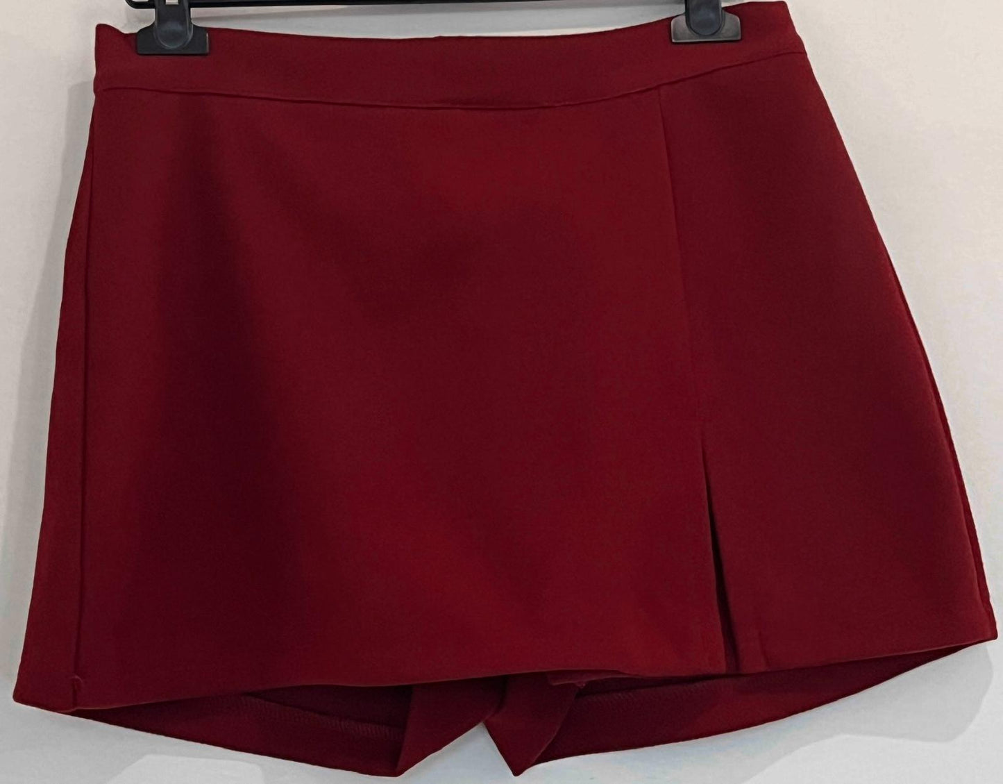 Short jupe avec fente frontale et coupe droite