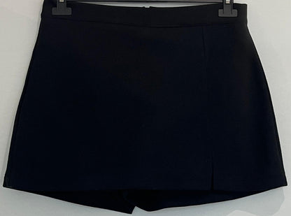 Short jupe avec fente frontale et coupe droite