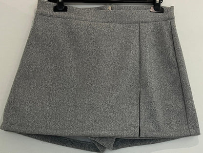 Short jupe avec fente frontale et coupe droite