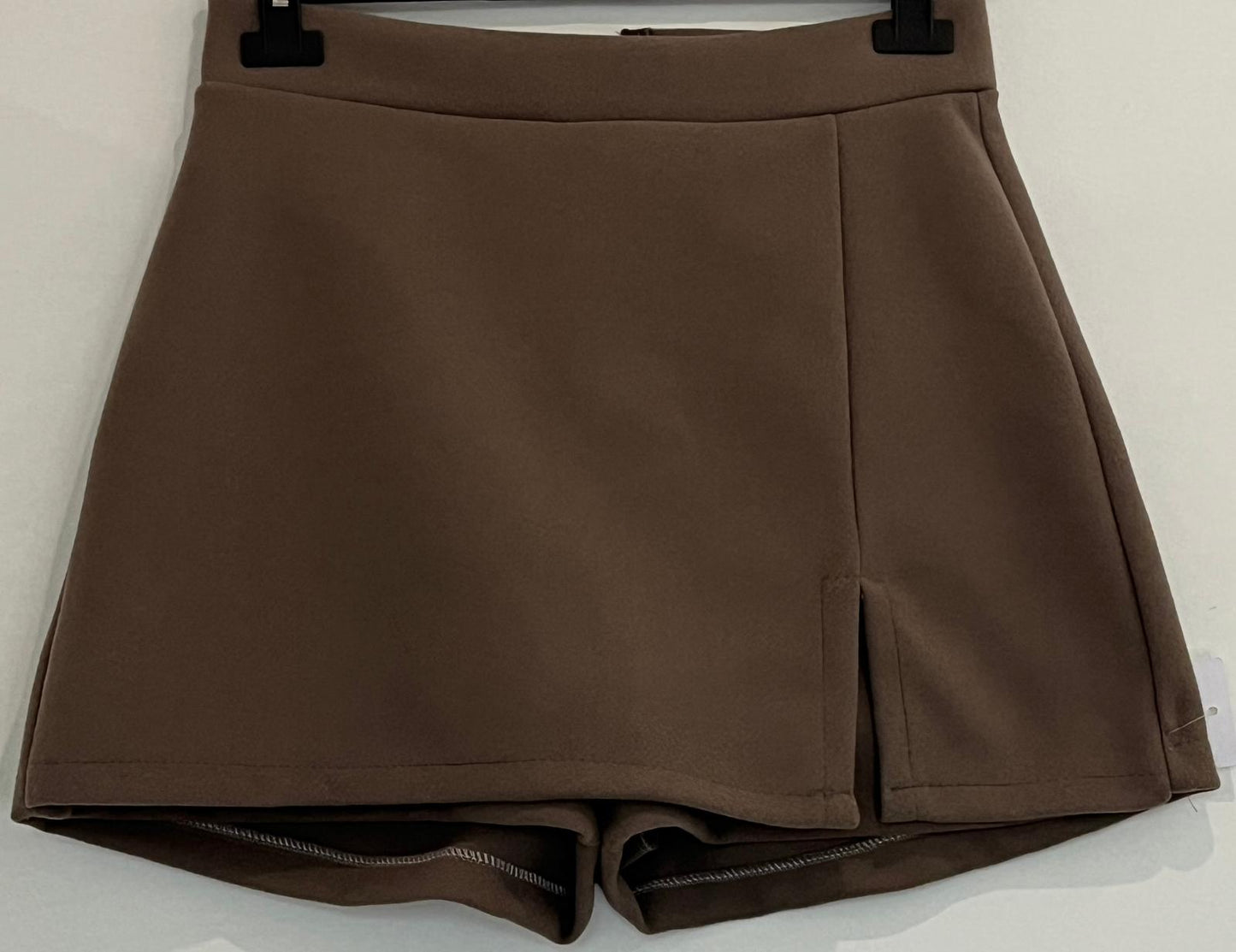 Short jupe avec fente frontale et coupe droite