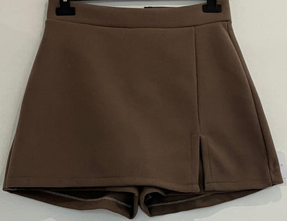 Short jupe avec fente frontale et coupe droite