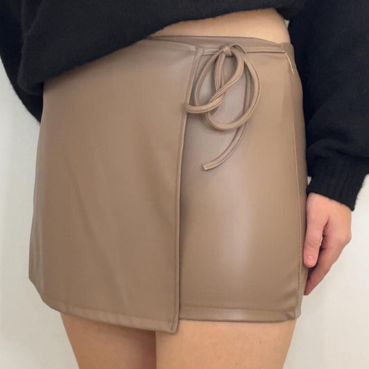 Short jupe courte en simili effet croisé avec liens à nouer