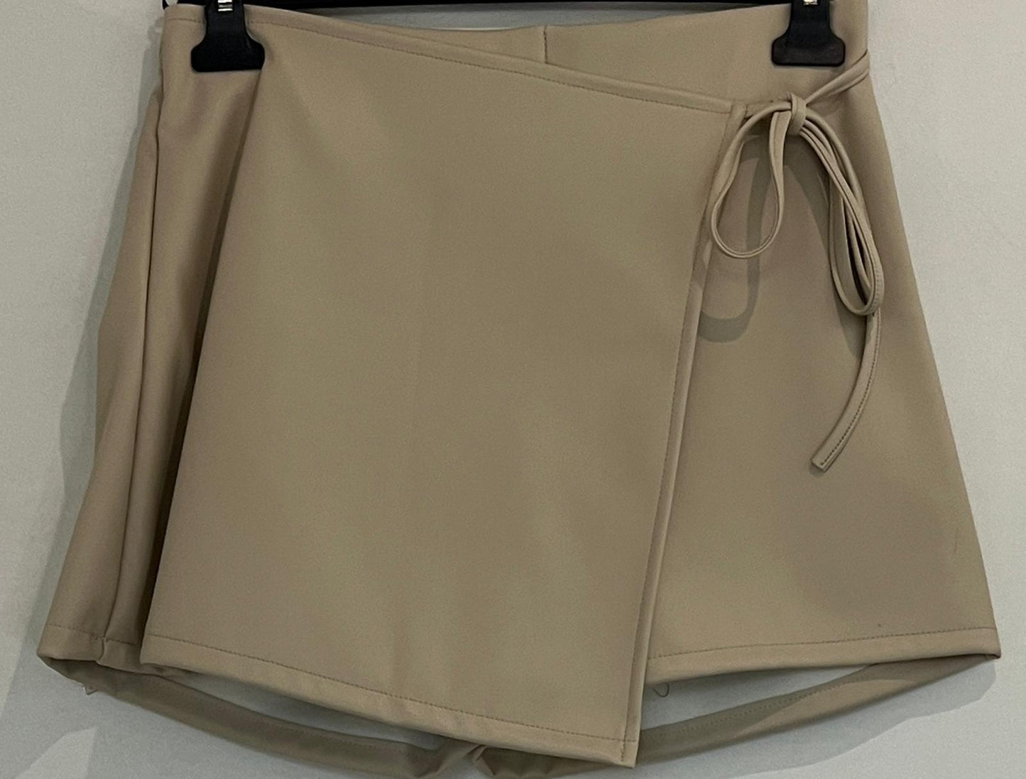 Short jupe courte en simili effet croisé avec liens à nouer