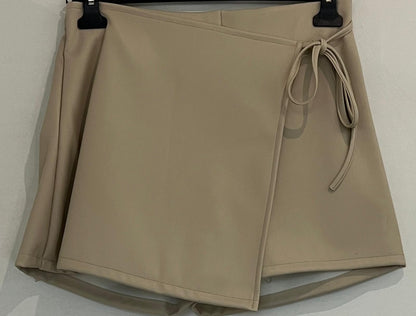Short jupe courte en simili effet croisé avec liens à nouer