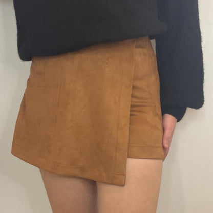 Short jupe en suédine coupe portefeuille élégante
